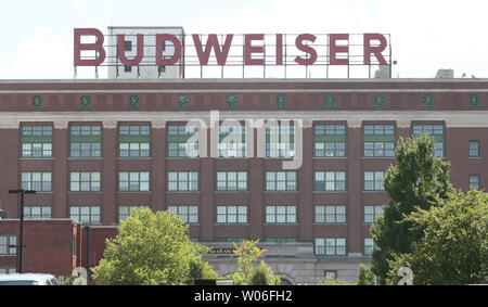 Belgian-Brazilian Brauer InBev hat St. Louis erworben wurden Anheuser-Busch in einem $ 52 Milliarden Übernahme erstellen größte Brauerei der Welt in St. Louis am 14. Juli 2008. Die Übernahme von InBev im Mai begonnen und am 13. Juli 2008 abgeschlossen, nachdem die Anheuser-Busch Verwaltungsrat auf 70 $ pro Aktie in bar vereinbart. Das neue Unternehmen einen Umsatz von $ 36 Mrd. im Jahr, bietet die Verbraucher über 300 Marken. InBev chief executive Carlos Brito, 48, zur Kostensenkung bekannt ist, wird das neue Unternehmen mit dem Namen Anheuser-Busch InBev. (UPI Foto/Rechnung Greenblatt) Stockfoto