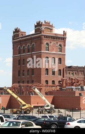 Belgian-Brazilian Brauer InBev hat St. Louis erworben wurden Anheuser-Busch in einem $ 52 Milliarden Übernahme erstellen größte Brauerei der Welt in St. Louis am 14. Juli 2008. Die Übernahme von InBev im Mai begonnen und am 13. Juli 2008 abgeschlossen, nachdem die Anheuser-Busch Verwaltungsrat auf 70 $ pro Aktie in bar vereinbart. Das neue Unternehmen einen Umsatz von $ 36 Mrd. im Jahr, bietet die Verbraucher über 300 Marken. InBev chief executive Carlos Brito, 48, zur Kostensenkung bekannt ist, wird das neue Unternehmen mit dem Namen Anheuser-Busch InBev. Abgebildet ist die Gerste Reinigung Haus an der Anheuser-Busch Stockfoto