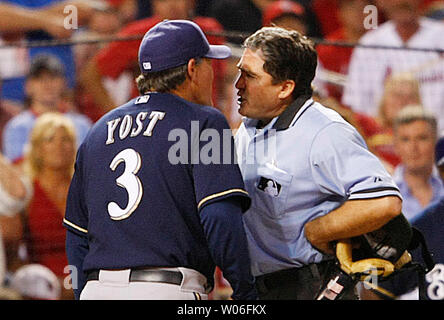 Milwaukee Brewers Manager Ned Yost und Homeplate umpire Ed Rapuano haben Wörter über seinen Streik aufrufen im fünften Inning gegen die St. Louis Cardinals am Busch Stadium in St. Louis am 23. Juli 2008. Yost war aus dem Spiel ausgeworfen, Milwaukee gewann 3-0. (UPI Foto/Rechnung Greenblatt) Stockfoto