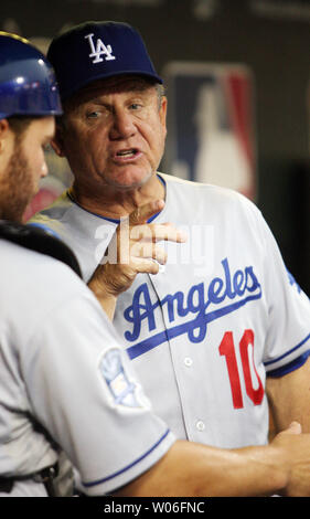 Los Angeles Dodgers Third Base coach Larry Bowa gibt Catcher Russell Martin beraten zwischen Innings der ein Spiel gegen die St. Louis Cardinals am Busch Stadium in St. Louis am 5. August 2008. (UPI Foto/Rechnung Greenblatt) Stockfoto