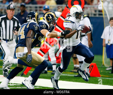 San Diego Chargers Legedu Naanee (R) vorbei St. Louis Rams Todd Johnson und Ron Bartell im ersten Quartal bei dem Edward Jones Dome in St. Louis am 16. August 2008. St. Louis gewann das Spiel 7-6. (UPI Foto/Rechnung Greenblatt) Stockfoto