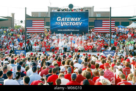 Republikanische Präsident und Vizepräsident Präsidentschaftskandidaten Senator John McCain und reg. Sarah Palin reden während der Kundgebung auf dem T.R. Hughes Ballpark in O'Fallon, Missouri am 31. August 2008. (UPI Foto/Rechnung Greenblatt) Stockfoto