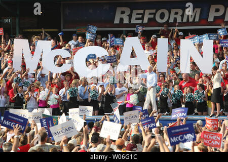 Republikanische Präsident und Vizepräsident Präsidentschaftskandidaten Senator John McCain und reg. Sarah Palin wave zu den Scharen, wie Sie zu der Kundgebung auf dem T.r. ankommen Hughes Ballpark in O'Fallon, Missouri am 31. August 2008. (UPI Foto/Rechnung Greenblatt) Stockfoto