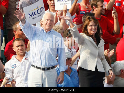 Republikanische Präsident und Vizepräsident Präsidentschaftskandidaten Senator John McCain und reg. Sarah Palin wave, die die Massen während der Kundgebung auf dem T.R. Hughes Ballpark in O'Fallon, Missouri am 31. August 2008. (UPI Foto/Rechnung Greenblatt) Stockfoto