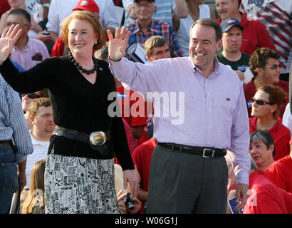 Der ehemalige Gouverneur von Arkansas, Mike Huckabee und seine Frau Janet Welle nach einer Rallye für republikanische Präsidentschaftskandidat Senator John McCain an der T.R. Hughes Ballpark in O'Fallon, Missouri am 31. August 2008. (UPI Foto/Rechnung Greenblatt) Stockfoto