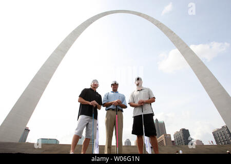 PGA Tour pro Bubba Watson (C) posiert für ein Foto unter der Gateway Arch in St. Louis Rams wide receiver Dane Looker (L) und börsenspekulant Donnie Jones bei der BMW-Meisterschaft Woche weg in St. Louis am 2. September 2008 tritt. Die BMW Championship, das dritte Bein in den Endspielen der PGA Tour für die FEDEX Cup findet in Bellerive Golf Club in St. Louis auf September 1-7. (UPI Foto/Rechnung Greenblatt) Stockfoto