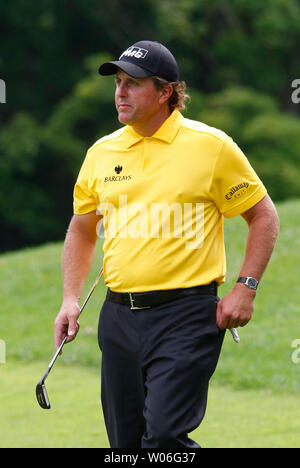 PGA Golfspieler Phil Mickelson Spaziergänge in Richtung der Grünen nach seinem zweiten Schuß auf der 11 Loch während der die BMW Meisterschaft bei Bellerive Country Club in Stadt und Land, Missouri am 6. September 2008. (UPI Foto/Rechnung Greenblatt) Stockfoto