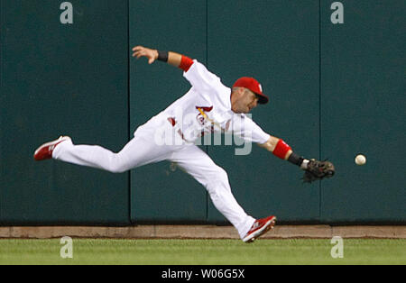 St. Louis Cardinals centerfielder Überspringen Schumaker versucht ein fly Ball vom Schläger von Arizona Diamondbacks Conor Jackson im ersten Inning am Busch Stadium in St. Louis am 22. September 2008. Der Erfolg führte zu einem RBI double für Jackson. (UPI Foto/Rechnung Greenblatt) Stockfoto