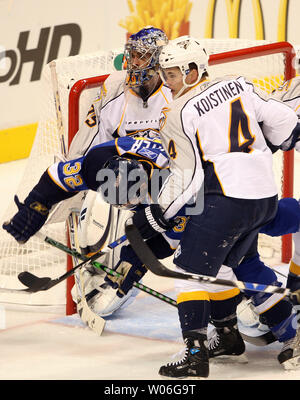 Nashville Predators Torwart Dan Ellis und Ville Koistinen von Finnland (4) falle St. Louis Blues Chris Porter vor dem Netz in der ersten Periode im Scottrade Center in St. Louis am 10. Oktober 2008. (UPI Foto/Rechnung Greenblatt) Stockfoto