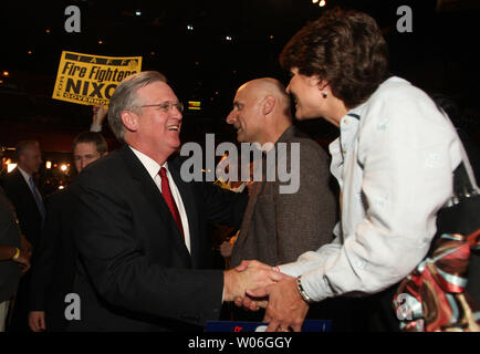 Missouri Attorney General Jay Nixon (L) schüttelt die Hände der Fans nach seiner Wahl die 55 zum Gouverneur des Staates Missouri, während eine Uhr Party am Pageant Theater in St. Louis am 4. November 2008. Nixon, ein Demokrat, wird succed Gouverneur Matt Blunt, die nicht für eine zweite Amtszeit. (UPI Foto/Rechnung Greenblatt) Stockfoto