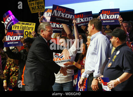 Missouri Attorney General Jay Nixon (L) schüttelt die Hände der Fans nach seiner Wahl die 55 zum Gouverneur des Staates Missouri, während eine Uhr Party am Pageant Theater in St. Louis am 4. November 2008. Nixon, ein Demokrat, wird succed Gouverneur Matt Blunt, die nicht für eine zweite Amtszeit. (UPI Foto/Rechnung Greenblatt) Stockfoto