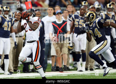 Chicago Bears Devin Hester (L) zieht in einem pass gut vor St. Louis Rams Ron Bartell im ersten Quartal an der Edward Jones Dome in St. Louis am 23. November 2008. Den Pass spielen, war gut für ein 27-Yard-gewinnen. (UPI Foto/Rechnung Greenblatt) Stockfoto