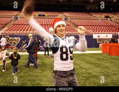 St. Louis Rams Dane Looker spielt Fangen mit einem jungen Fan während des Teams Holiday Party auf dem Feld am Edward Jones Dome in St. Louis am 13. Dezember 2008. Das Team hält die jährliche Veranstaltung für 3000 underpriveleged Kinder jedes Jahr liefert Live Entertainment, Widder Spieler und Urlaub Geschenke. (UPI Foto/Rechnung Greenblatt) Stockfoto