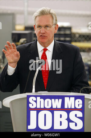 Missouri Governor elect Jay Nixon beschreibt die ersten Schritte der Mir zeigen Initiative JOBS, eine Parteiübergreifende plan Missourians wieder zum Laufen zu bringen, während einer Pressekonferenz in St. Louis am 22. Dezember 2008. NixonÕs initiative werden neue Arbeitsplätze in Missouri erstellen durch die Unterstützung von kleinen Unternehmen, Entwicklung, Anreize für Arbeitnehmer Ausbildung und Umschulung, Erweiterung der Qualität Jobs Programm und bringt die nächste Generation der automatischen Druckaufträge an den Staat. (UPI Foto/Rechnung Greenblatt) Stockfoto