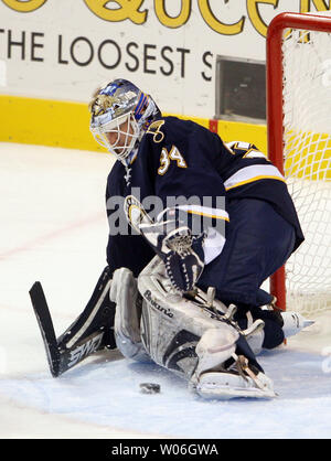 St. Louis Blues Torwart Manny Legace macht einen Block gegen die San Jose Sharks in der ersten Periode im Scottrade Center in St. Louis am 27 Dezember, 2008 speichern. (UPI Foto/Rechnung Greenblatt) Stockfoto