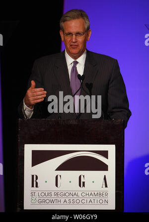 Neu vereidigten Missouri Gouverneur Jay Nixon Adressen der St. Louis regionalen Handel und Wachstum Verband während ihrer jährlichen Awards Dinner in St. Louis 15. Januar 2009. Nixon betonte die Bedeutung der Arbeitsplätze nach Missouri und hat versprochen, Arbeitsplätze ein Schwerpunkt seiner neuen Regierung zu machen. (UPI Foto/Rechnung Greenblatt) Stockfoto