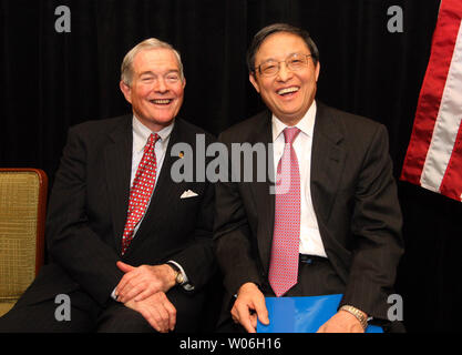 MO. Senator Christopher 'Kit' Bond (L) und Chinas Botschafter in den Vereinigten Staaten Zhou Wenzhong, teilen sich ein Lachen nach einer gemeinsamen Pressekonferenz über die Bildung einer neuen Partnerschaft zur Speerspitze und koordinieren die Anstrengungen zur St. Louis ein Knotenpunkt für Chinas Mittelwesten Handel, in St. Louis am 26. Januar 2009. Officals kündigte auch eine Gruppe von St. Louis nach Peking für einen zweiten Besuch engere Wirtschaftsbeziehungen im Frühjahr zu erkunden. (UPI Foto/Rechnung Greenblatt) Stockfoto