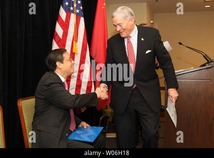 MO. Senator Christopher 'Kit' Bond (R) schüttelt Hände mit dem chinesischen Botschafter in den Vereinigten Staaten Zhou Wenzhong, während einer Pressekonferenz über die Gründung einer neuen Partnerschaft zur Speerspitze und koordinieren die Anstrengungen zur St. Louis ein Knotenpunkt für Chinas Mittelwesten Handel, in St. Louis am 26. Januar 2009. Officals kündigte auch eine Gruppe von St. Louis nach Peking für einen zweiten Besuch engere Wirtschaftsbeziehungen im Frühjahr zu erkunden. (UPI Foto/Rechnung Greenblatt) Stockfoto