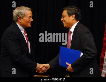 MO. Senator Christopher 'Kit' Bond (L) und Chinas Botschafter in den Vereinigten Staaten Zhou Wenzhong, Hände schütteln Nach einer gemeinsamen Pressekonferenz über die Bildung einer neuen Partnerschaft zur Speerspitze und koordinieren die Anstrengungen zur St. Louis ein Knotenpunkt für Chinas Mittelwesten Handel, in St. Louis am 26. Januar 2009. Officals kündigte auch eine Gruppe von St. Louis nach Peking für einen zweiten Besuch engere Wirtschaftsbeziehungen im Frühjahr zu erkunden. (UPI Foto/Rechnung Greenblatt) Stockfoto