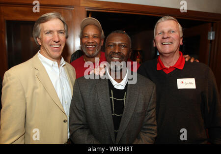 Ehemalige St. Louis Cardinals Football spieler und der Universität von Missouri standouts (L, R) Roger Wehrli, Johnny Roland, Mel Grau und Gus Otto, posieren für ein Foto bei einer Versammlung der ehemaligen Spieler in Maryland Heights, Missouri am 27. Februar 2009. Neraly 30 ehemalige St. Louis Cardinals Football spieler versammelt die Arizona-kardinäle Erscheinung in der diesjährigen Super Bowl zu feiern. Die Fußball Kardinäle zogen von St. Louis nach Arizona 1987. (UPI Foto/Rechnung Greenblatt) Stockfoto