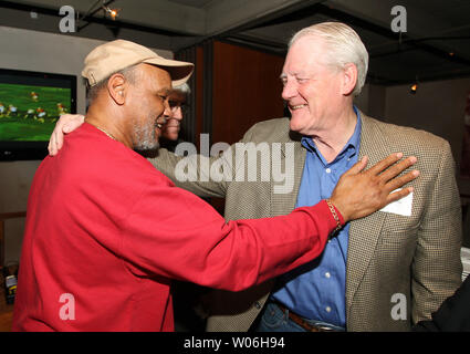 Ehemalige St. Louis Cardinals football player Johnny Roland (L) sagt Hallo zu ehemaligen Mannschaftskameraden und Football Hall of Fame Mitglied Jacki Smith während einer Versammlung der ehemaligen Spieler in Maryland Heights, Missouri am 27. Februar 2009. Neraly 30 ehemalige St. Louis Cardinals Football spieler versammelt die Arizona-kardinäle Erscheinung in der diesjährigen Super Bowl zu feiern. Die Fußball Kardinäle zogen von St. Louis nach Arizona 1987. (UPI Foto/Rechnung Greenblatt) Stockfoto