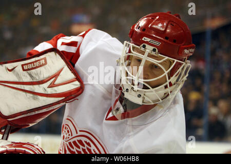 Detroit Red Wings Torwart Chris Osgood löscht den Puck aus seiner Zone in der ersten Periode gegen die St. Louis Blues St. Louis Blues im Scottrade Center in St. Louis am 14. März 2009. (UPI Foto/Rechnung Greenblatt) Stockfoto