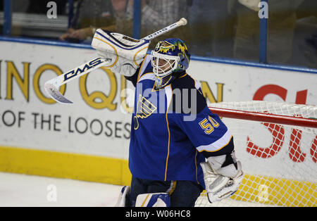 St. Louis Blues Torwart Chris Mason hebt seinen Stock in der Sieg nach dem Blues die Minnesota Wild, 5-3 im Scottrade Center in St. Louis am 15. März 2009 abgelehnt. (UPI Foto/Rechnung Greenblatt) Stockfoto