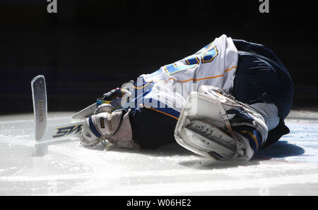 St. Louis Blues Torwart Chris Mason erstreckt sich vor einem Spiel gegen die Columbus Blue Jackets in der Scottrade Center in St. Louis am 28. März 2009. (UPI Foto/Rechnung Greenblatt) Stockfoto