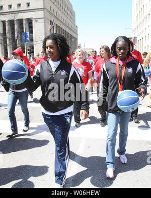 Niele Ivey, Assistant Basketballtrainer der Frauen am Notre Dame (L) und Olympiasieger Dawn Harper melden Sie Hunderte von Kindern Basketbälle mehrere Blöcke auf der Market Street an der Gateway Arch, bounce, während der Festlichkeiten für Final Four der Frauen in St. Louis am 4. April 2009. Das Turnier beginnt am 5. April mit dem Meisterschaftspiel am 7. April. (UPI Foto/Rechnung Greenblatt) Stockfoto