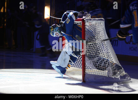 St. Louis Blues Torwart Chris Mason erstreckt sich vor einem Spiel gegen die Columbus Blue Jackets in der Scottrade Center in St. Louis am 10. April 2009. (UPI Foto/Rechnung Greenblatt) Stockfoto