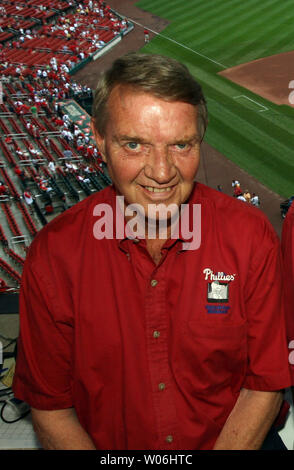 Philadelphia Phillies Radio- und TV-Sender Harry Kalas seit fast vier Jahrzehnten, starb nach dem Zuklappen in der Sendung stand vor der Phillies" Spiel gegen die Washington Nationals, in Washington, DC am 13. April 2009. Kalas Wer war auch die Stimme der NFL Filme wurde in die Baseball Hall of Fame 2002 eingesetzt. Er war 73. Kalas ist dargestellt in dieser Datei Foto in St. Louis am 24. Juni 2007. (UPI-Datei Foto/Rechnung Greenblatt) Stockfoto