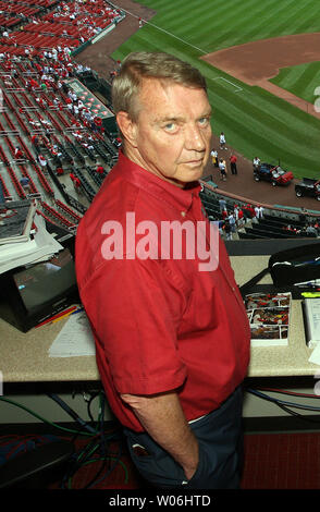 Philadelphia Phillies Radio- und TV-Sender Harry Kalas seit fast vier Jahrzehnten, starb nach dem Zuklappen in der Sendung stand vor der Phillies" Spiel gegen die Washington Nationals, in Washington, DC am 13. April 2009. Kalas Wer war auch die Stimme der NFL Filme wurde in die Baseball Hall of Fame 2002 eingesetzt. Er war 73. Kalas ist dargestellt in dieser Datei Foto in der Sendung boot in St. Louis am 24. Juni 2007. (UPI-Datei Foto/Rechnung Greenblatt) Stockfoto