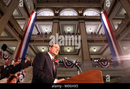 St. Louis Bürgermeister Francis Slay liefert seine Rede zur Eröffnung in der Rotunde des Rathauses in St. Louis am 21. April 2009. Töten gehört zu einer Gruppe von drei anderen, dass drei Amtszeiten als Bürgermeister von St. Louis gedient haben. (UPI Foto/Rechnung Greenblatt) Stockfoto