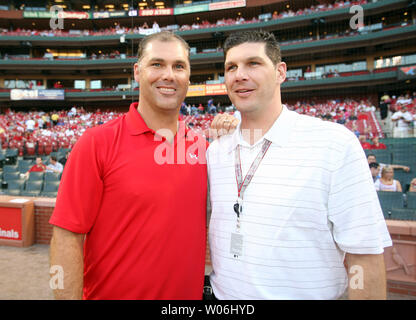 Ehemalige St. Louis Cardinals Krüge Andy (L) und Allen Benes posieren für ein Foto vor einem Spiel gegen die Chicago Cubs am Busch Stadium in St. Louis am 24. April 2009. (UPI Foto/Rechnung Greenblatt) Stockfoto