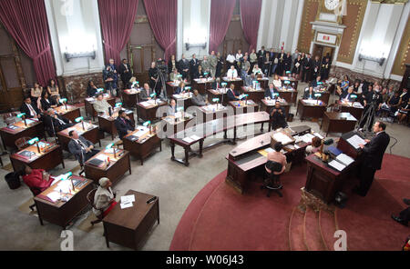 St. Louis Bürgermeister Francis Slay, liefert den jährlichen Zustand der Stadt Adresse zu den St. Louis Vorstand Stadtrat im Rathaus in St. Louis am 8. Mai 2009. Töten ist zu Beginn seiner dritten Amtszeit als Bürgermeister von St. Louis. (UPI Foto/Rechnung Greenblatt) Stockfoto