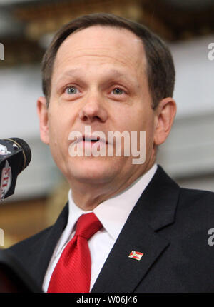 St. Louis Bürgermeister Francis Slay, liefert den jährlichen Zustand der Stadt Adresse zu den St. Louis Vorstand Stadtrat im Rathaus in St. Louis am 8. Mai 2009. Töten ist zu Beginn seiner dritten Amtszeit als Bürgermeister von St. Louis. (UPI Foto/Rechnung Greenblatt) Stockfoto