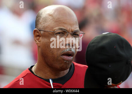 Houston Astros Manager Cecil Cooper nimmt seinen Hut für die Nationalhymne vor dem Spiel gegen die St. Louis Cardinals am Busch Stadium in St. Louis am 31. Juli 2009. UPI/Rechnung Greenblatt Stockfoto