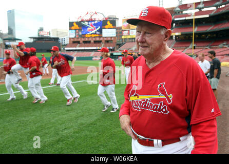 Ehemalige St. Louis Cardinals Spieler, Manager und Mitglied der National Baseball Hall of Fame, Rot Schoendienst, Uhren Hauptsächliche Spieler durch Ihre täglichen Übungen kommen vor dem Spiel gegen die Washington Nationals am Busch Stadium in St. Louis am 28 August, 2009. UPI/Rechnung Greenblatt Stockfoto