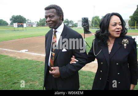 Ehemalige St. Louis Kardinal und Mitglied der National Baseball Hall of Fame Lou Brock und seine Frau Jackie verlassen nach einer Zeremonie für den neuen Bob Gibson Feld im Norden St. Louis am 28 August, 2009. Die St. Louis Cardinals erbaut und ist eine von 18 in St. Louis. UPI/Rechnung Greenblatt Stockfoto