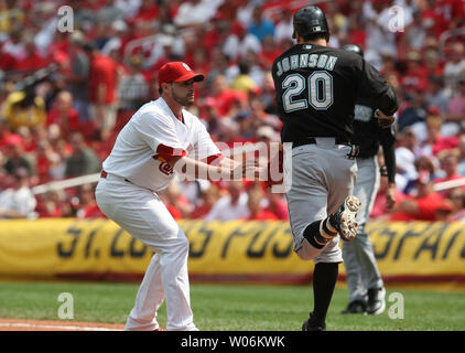 St. Louis Cardinals Krug Joel Pineiro Tags aus Florida Marlins Nick Johnson, als er im zweiten Inning am Busch Stadium in St. Louis am 16. September 2009 läuft. UPI/Rechnung Greenblatt Stockfoto