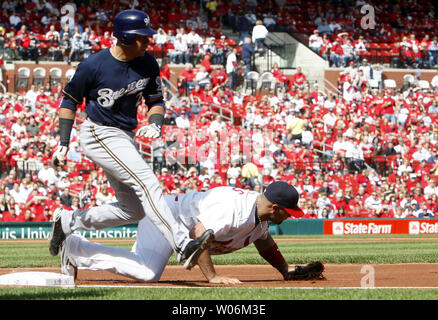 St. Louis Cardinals first baseman Albert Pujols erstreckt sich für das Werfen von shortstop Milwaukee Brewers Jody Gerut am ersten Base im ersten Inning am Busch Stadium in St. Louis am 4. Oktober 2009 zu bekommen. Milwauke gewann das Spiel 9-7 in 10 Innings. UPI/Rechnung Greenblatt Stockfoto