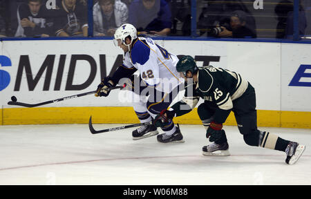 St. Louis Blues David Backes (42) versucht, einen springenden Puck vor der Minnesota Wild Eric Belanger in der ersten Periode im Scottrade Center in St. Louis am 23. Oktober 2009 zu steuern. UPI/Rechnung Greenblatt Stockfoto