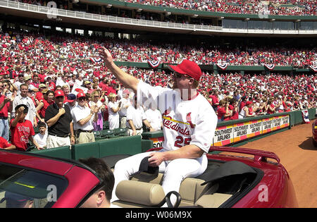 St. Louis Cardinals slugger Mark McGwire, Wellen zu den St. Louis Fans, als er Kreise Busch Stadium von einem Cabrio, während öffnung Tag Zeremonien in St. Louis, Missouri, April 9, 2001. Die Kardinäle haben angekündigt, dass McGwire zurück Baseballtrainer des Teams zu werden. UPI/Rechnung Greenblatt Stockfoto