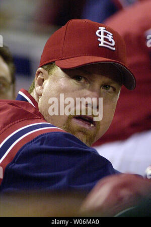 St. Louis Cardinals slugger Mark McGwire, beobachtet das Spiel zwischen den Kardinälen und den Montreal Expos aus dem dugout am Busch Stadium in St. Louis am 24. April 2001. McGwire wurde als neuer Trainer des Teams schlagen es auf 10/26/09 angekündigt wurde eingestellt. UPI/Rechnung Greenblatt Stockfoto