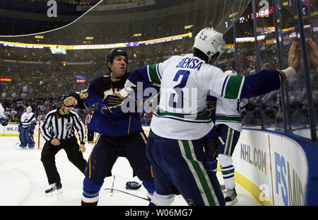 St. Louis Blues BJ Crombeen (L) und Vancouver Canucks Kevin Bieksa Quadrat weg in einem Kampf während der ersten Zeit im Scottrade Center in St. Louis am 10. November 2009. St. Louis zählte vier Mal in der ersten Periode. UPI/Rechnung Greenblatt Stockfoto