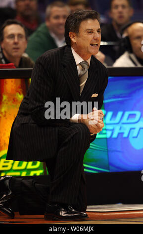 Louisville Kardinäle Hauptbasketballtrainer Rick Pitino Anweisungen schreit zu seiner Mannschaft in der ersten Hälfte gegen das Arkansas Razorbacks während der Basketball Hall of Fame Klassiker an der Scottrade Center in St. Louis am 17. November 2009. UPI/Rechnung Greenblatt Stockfoto