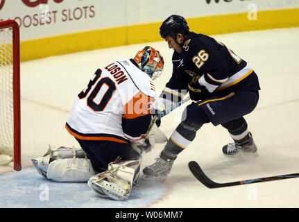 St. Louis Blues BJ Crombeen (26) versucht den Puck zu drücken Vergangenheit New York Islanders Torhüter Dwayne Roloson in der ersten Periode im Scottrade Center in St. Louis am 21. November 2009. UPI/Rechnung Greenblatt Stockfoto
