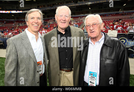 Ehemalige St. Louis Cardinals Football Spieler und Mitglieder der Pro Football Hall of Fame (L, R) Roger Wehrli, Jackie Smith und Larry Wilson, sammeln für ein Foto vor einem Spiel zwischen den Arizona Cardinals und den St. Louis Rams an der Edward Jones Dome in St. Louis am 22. November 2009. UPI/Rechnung Greenblatt Stockfoto