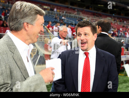 Arizona Cardinals Präsident Michael Bidwill (R) Chats mit ehemaligen St. Louis Fußball Kardinäle und der Pro Football Hall of Famer Roger Wehrli, bevor die Arizona-St. Louis Rams football Spiel auf dem Edward Jones Dome in St. Louis am 22. November 2009. UPI/Rechnung Greenblatt Stockfoto