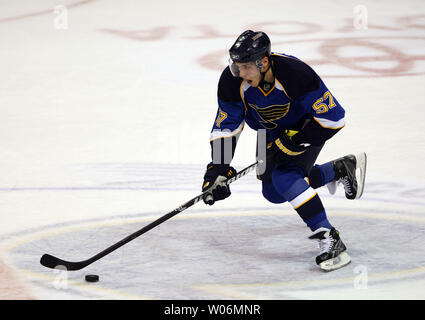 St. Louis Blues David Perron Fortschritte der Puck in der ersten Periode gegen die Boston Bruins an der Scottrade Center in St. Louis am 23. November 2009. UPI/Rechnung Greenblatt Stockfoto